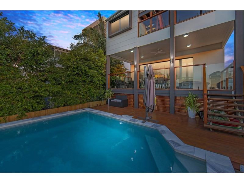 6 Fourth Avenue, Scarborough QLD 4020