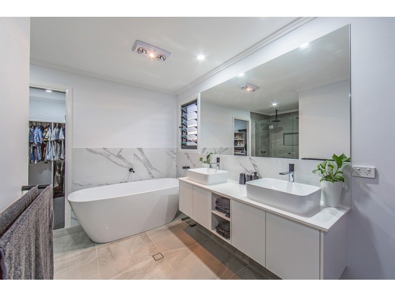 6 Fourth Avenue, Scarborough QLD 4020