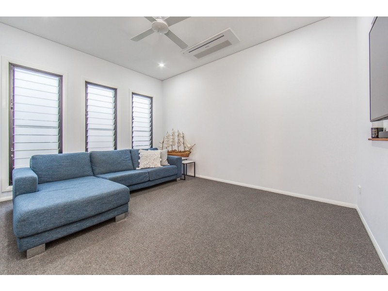 6 Fourth Avenue, Scarborough QLD 4020