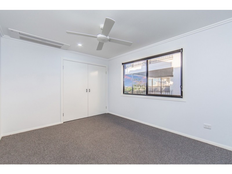6 Fourth Avenue, Scarborough QLD 4020