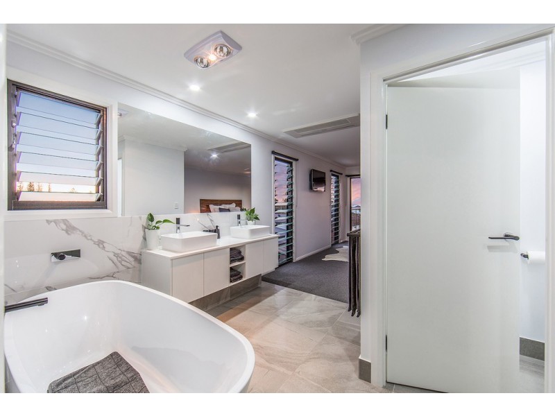6 Fourth Avenue, Scarborough QLD 4020
