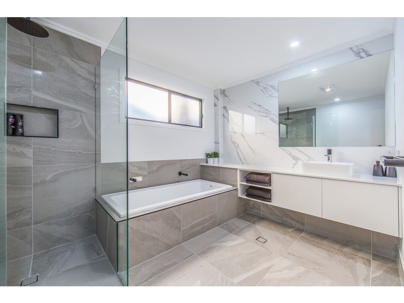 6 Fourth Avenue, Scarborough QLD 4020