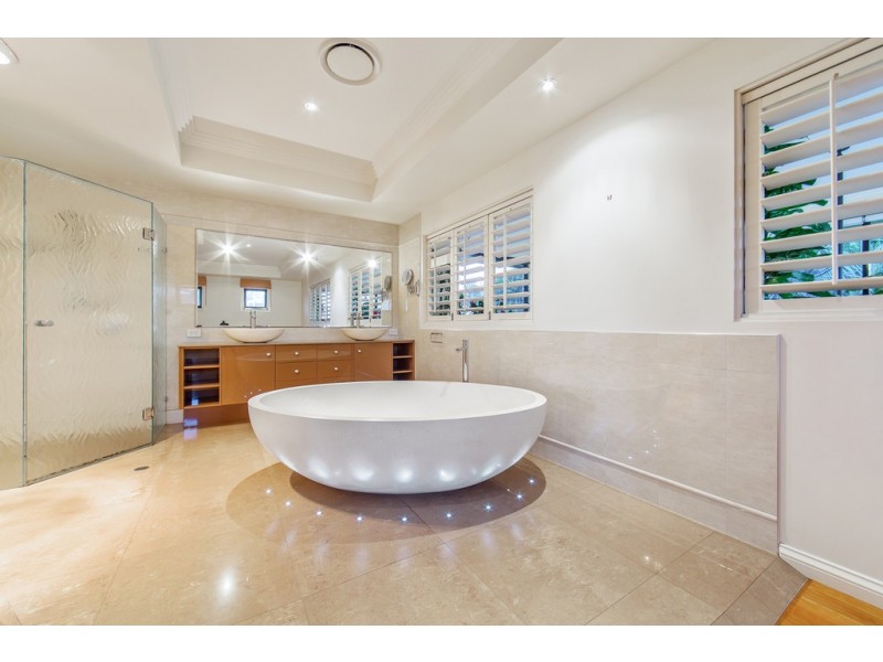 5 Whytecliffe Pde, Woody Point QLD 4019