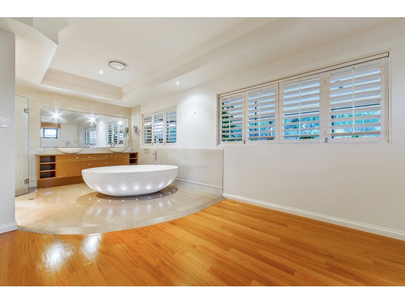 5 Whytecliffe Pde, Woody Point QLD 4019