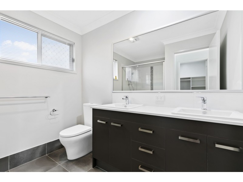 7 Voyage Street, Newport QLD 4020