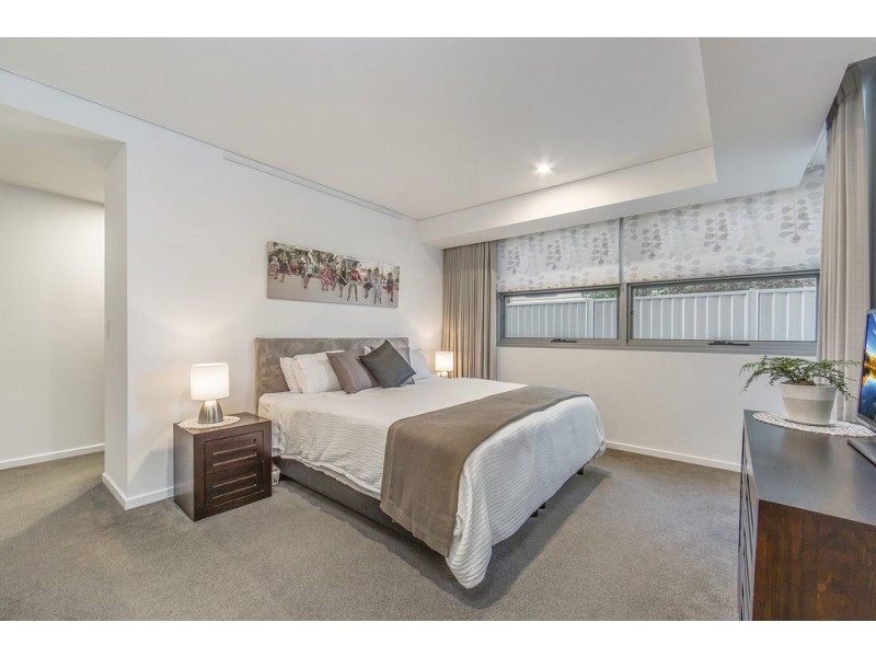 1/24 Prince Edward Parade, Redcliffe QLD 4020