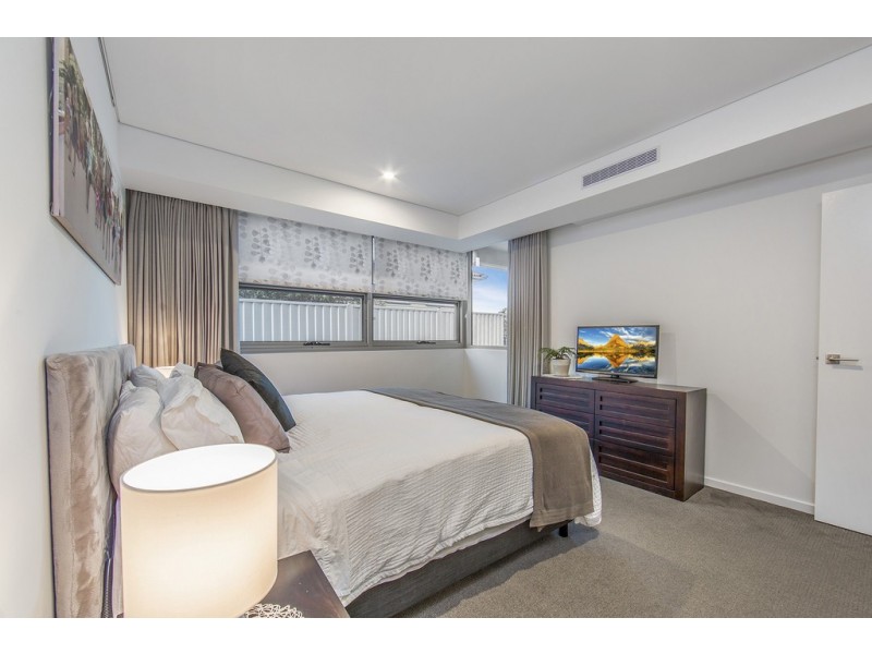 1/24 Prince Edward Parade, Redcliffe QLD 4020