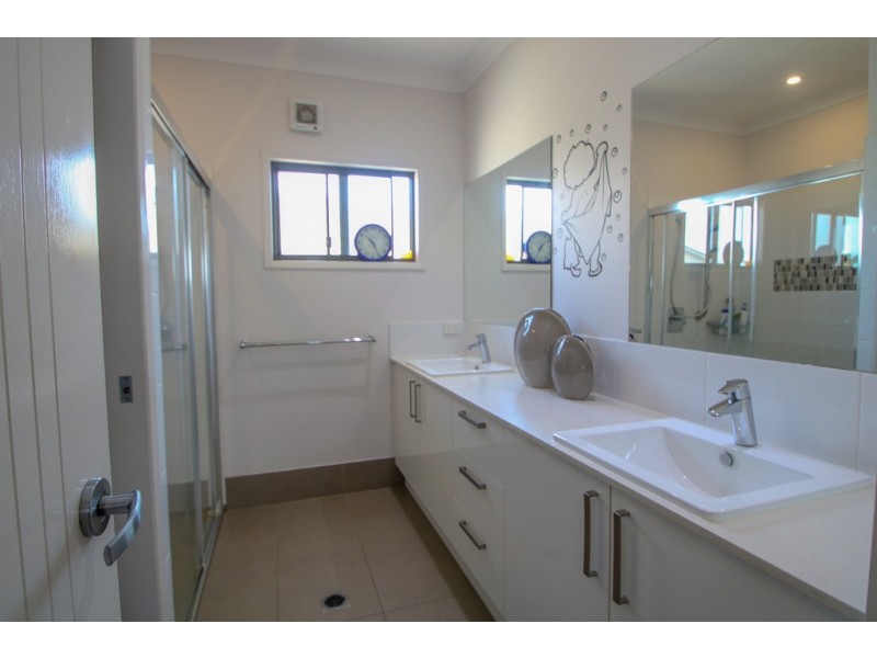 33 Victoria Ave, Woody Point QLD 4019