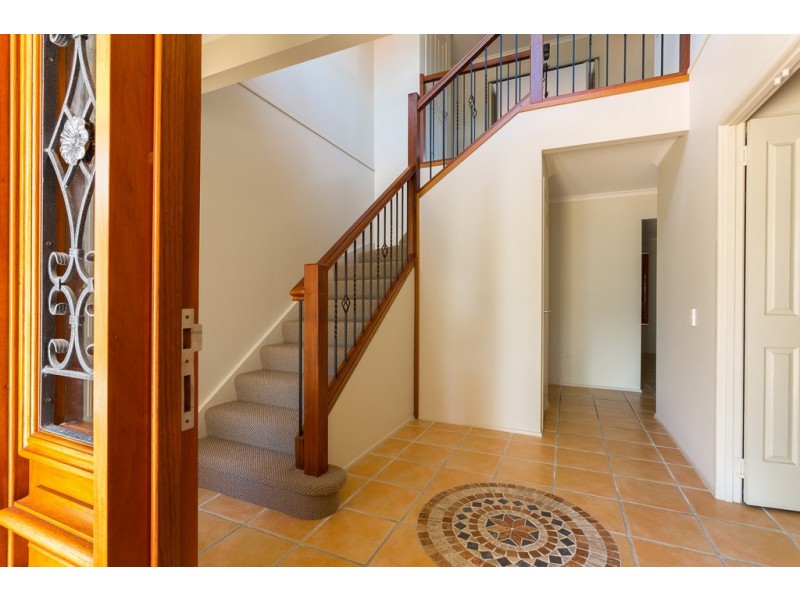 6 Rainbow Crt, Newport QLD 4020