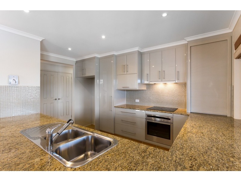 6 Rainbow Crt, Newport QLD 4020