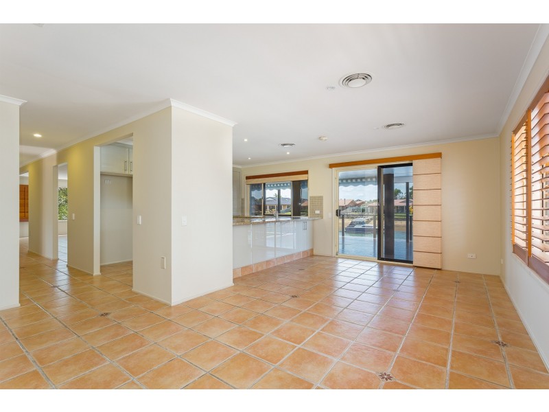 6 Rainbow Crt, Newport QLD 4020