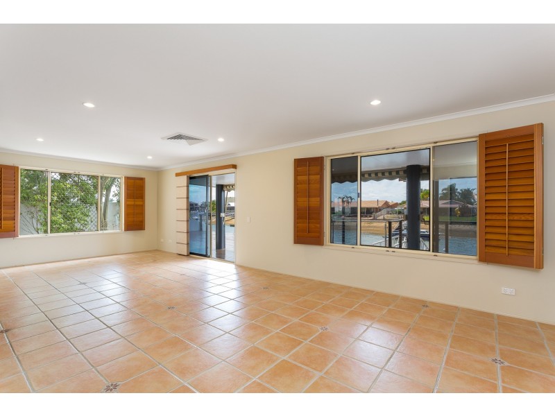 6 Rainbow Crt, Newport QLD 4020