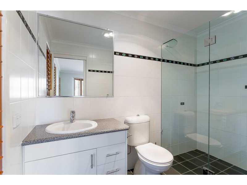 6 Rainbow Crt, Newport QLD 4020