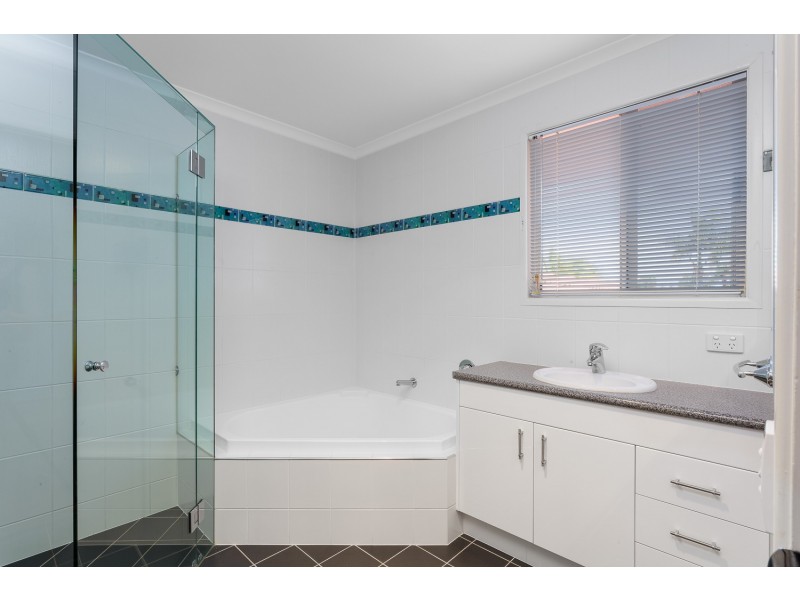 6 Rainbow Crt, Newport QLD 4020