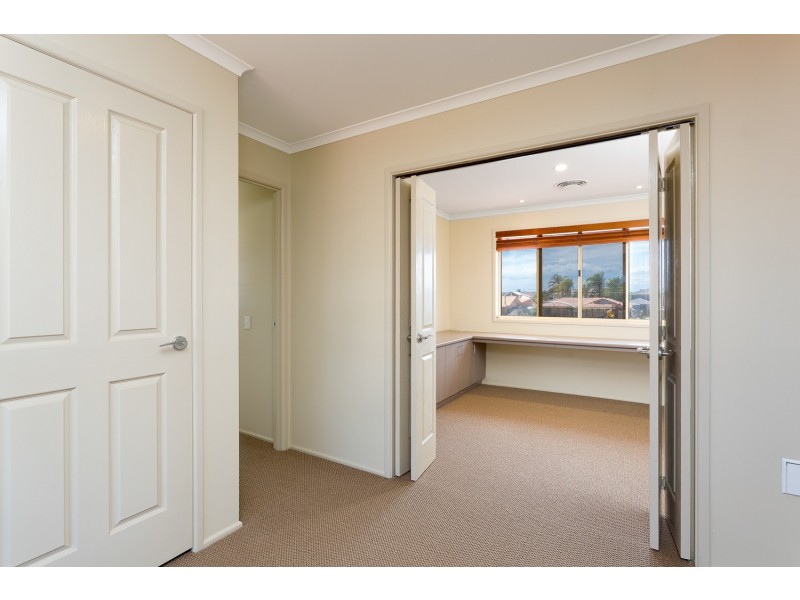 6 Rainbow Crt, Newport QLD 4020