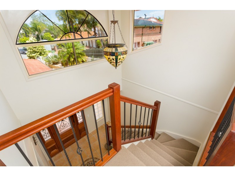 6 Rainbow Crt, Newport QLD 4020