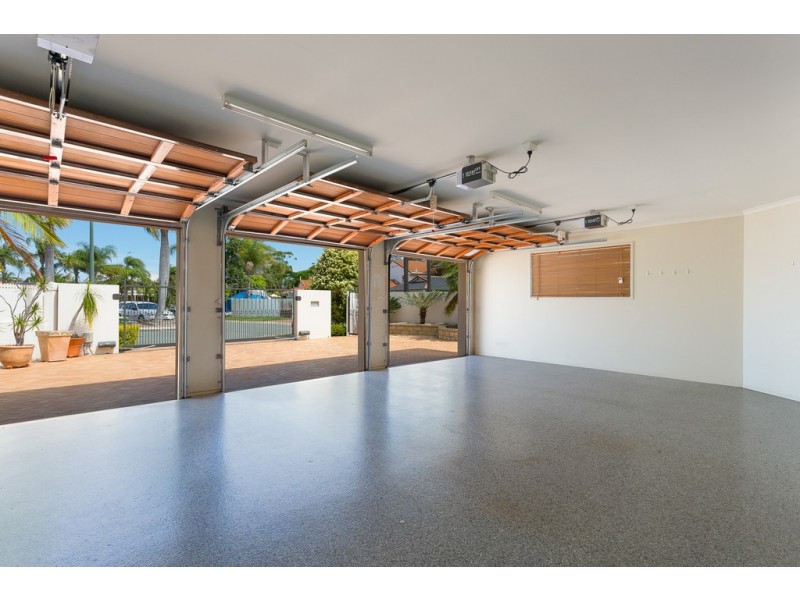 6 Rainbow Crt, Newport QLD 4020