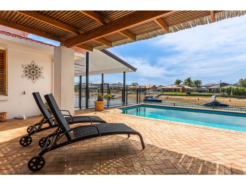 6 Rainbow Crt, Newport QLD 4020