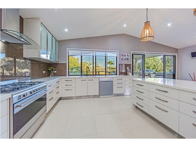 84 Seaville Ave, Scarborough QLD 4020