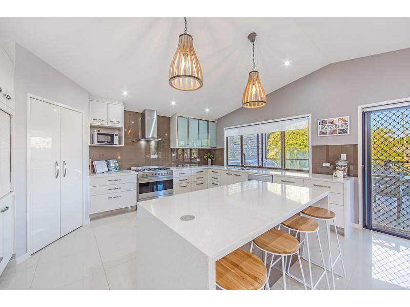 84 Seaville Ave, Scarborough QLD 4020