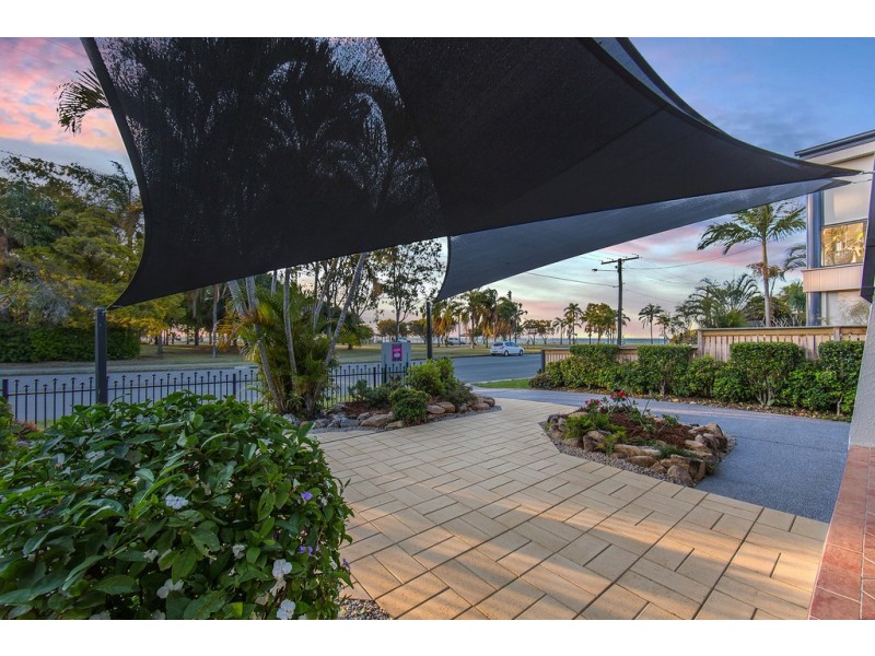 18 Oyster Point Esplanade, Scarborough QLD 4020