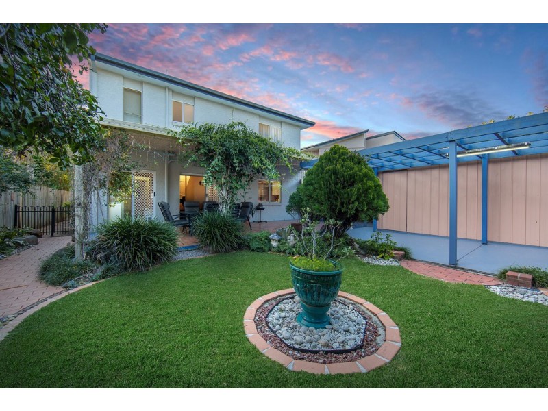18 Oyster Point Esplanade, Scarborough QLD 4020