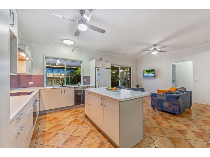 18 Oyster Point Esplanade, Scarborough QLD 4020