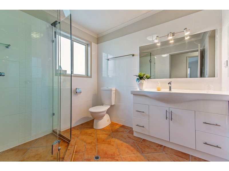 18 Oyster Point Esplanade, Scarborough QLD 4020