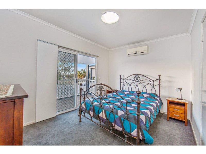 18 Oyster Point Esplanade, Scarborough QLD 4020