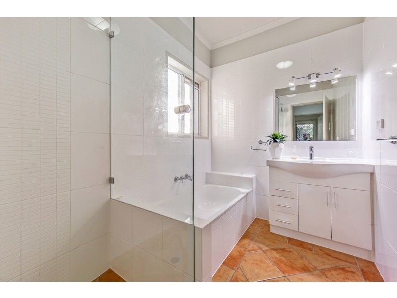 18 Oyster Point Esplanade, Scarborough QLD 4020