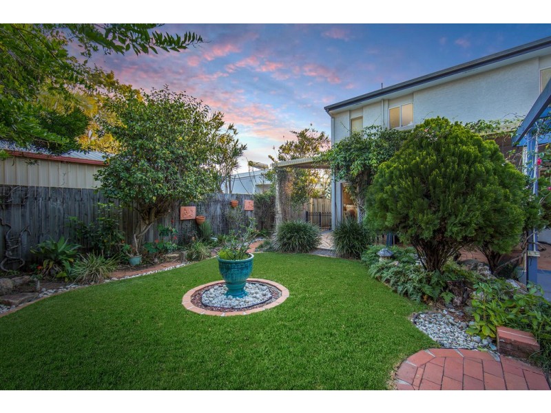 18 Oyster Point Esplanade, Scarborough QLD 4020