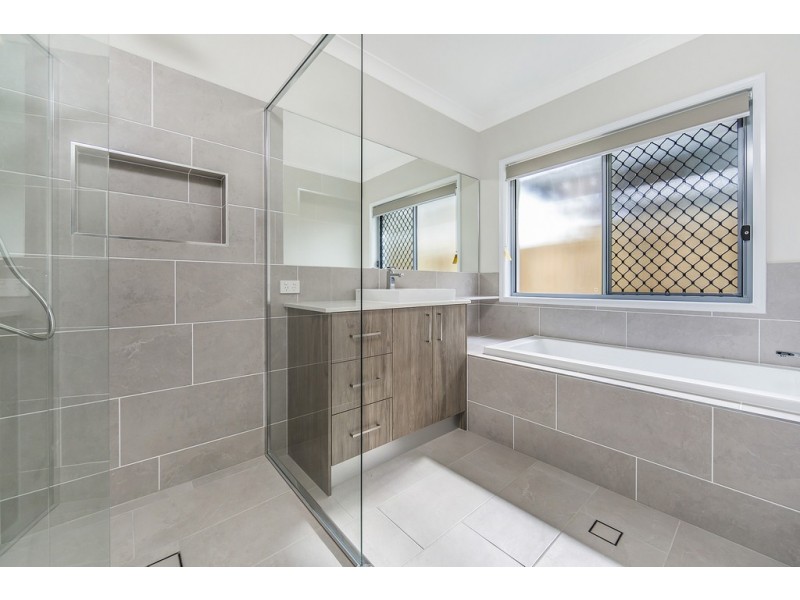 73 Lakeview Promenade, Newport QLD 4020