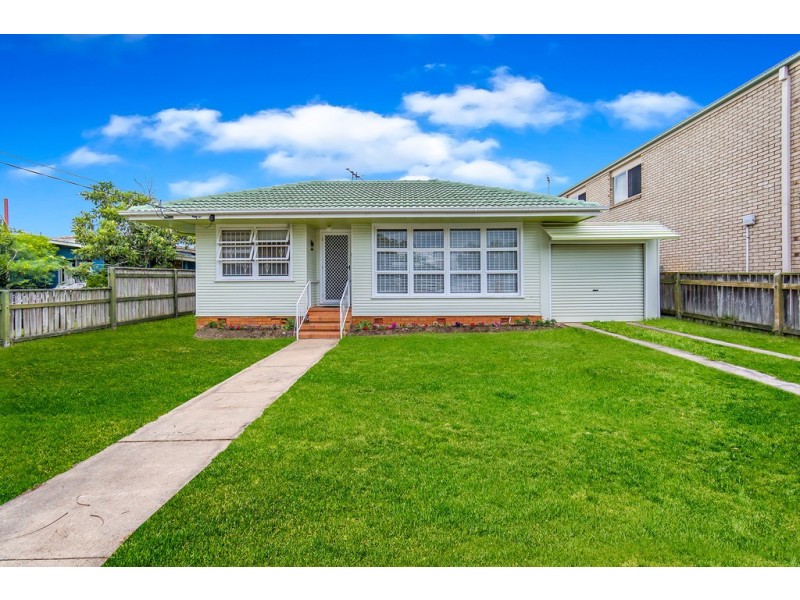 8 Armstrong St, Clontarf QLD 4019