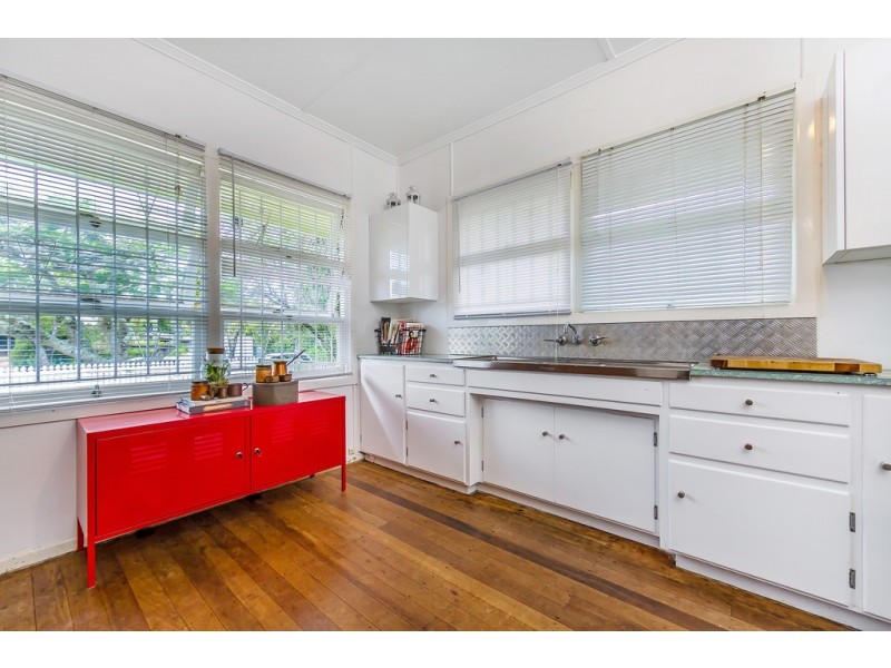 8 Armstrong St, Clontarf QLD 4019