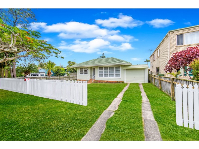 8 Armstrong St, Clontarf QLD 4019