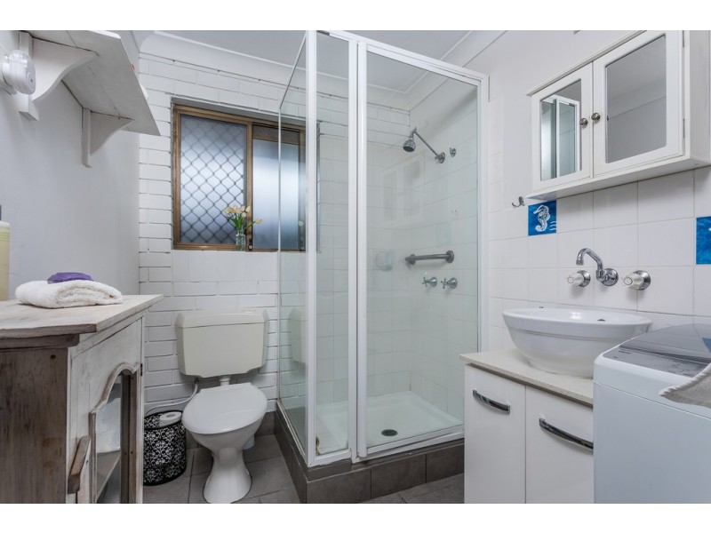2/51 Ellen St, Woody Point QLD 4019