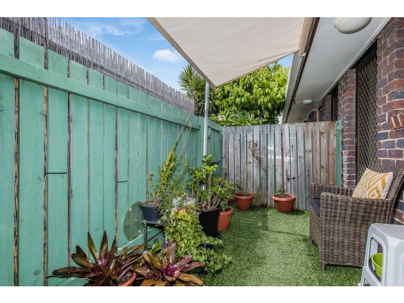 2/51 Ellen St, Woody Point QLD 4019