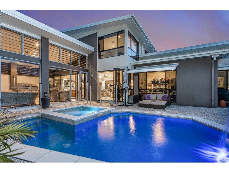 2 Thistle Court, Newport QLD 4020