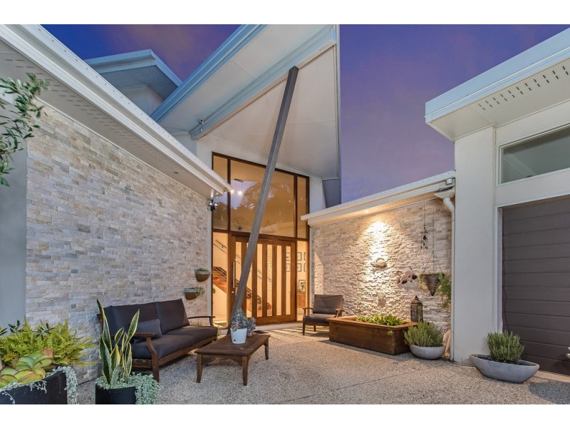 2 Thistle Court, Newport QLD 4020