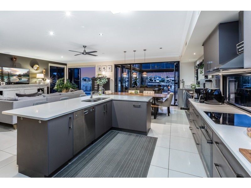 2 Thistle Court, Newport QLD 4020