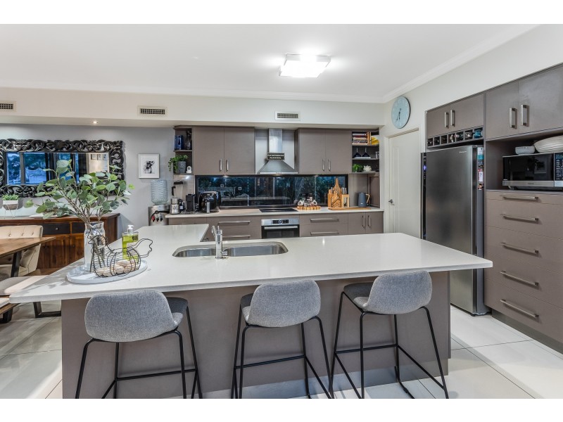2 Thistle Court, Newport QLD 4020