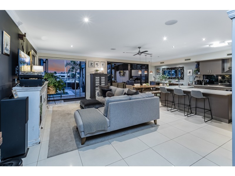 2 Thistle Court, Newport QLD 4020