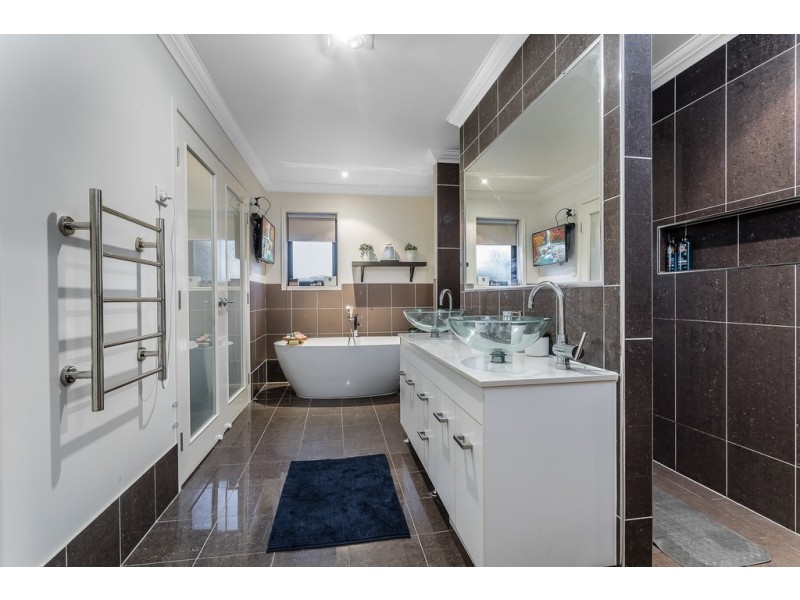 2 Thistle Court, Newport QLD 4020