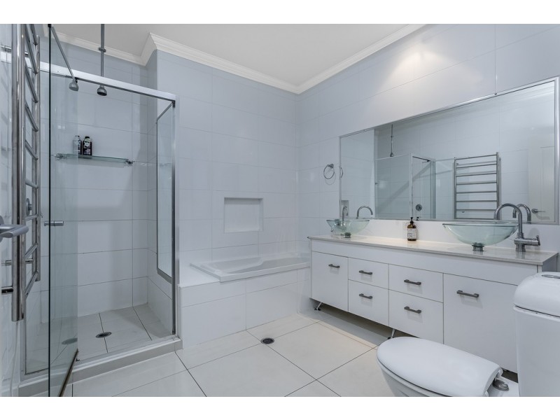 2 Thistle Court, Newport QLD 4020