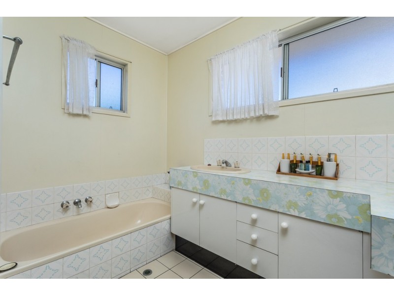 11 JOANNA ST, Clontarf QLD 4019