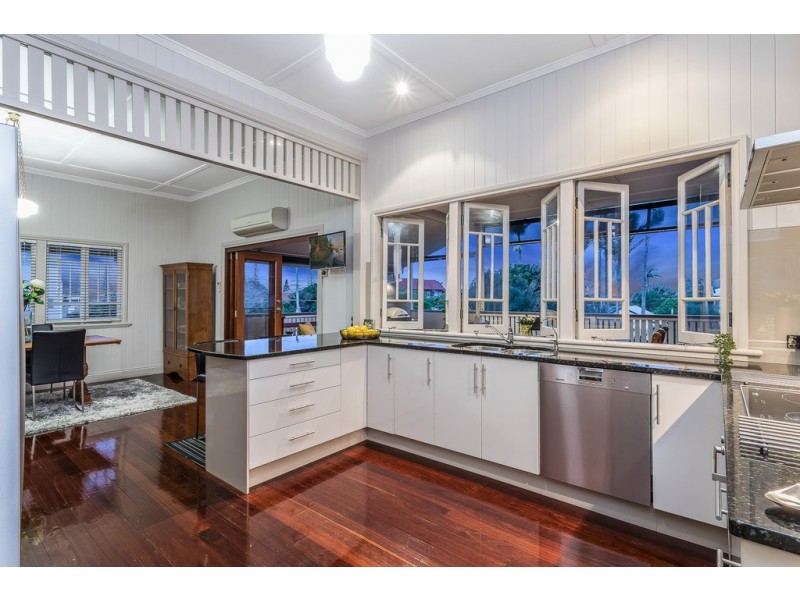 10 Margaret st, Scarborough QLD 4020