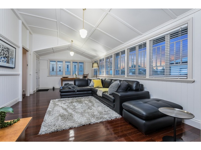 10 Margaret st, Scarborough QLD 4020