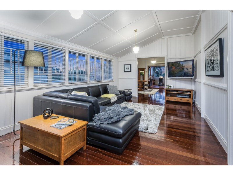 10 Margaret st, Scarborough QLD 4020