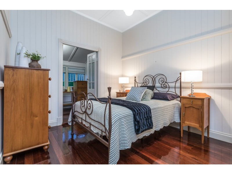 10 Margaret st, Scarborough QLD 4020