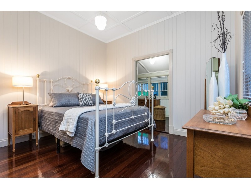 10 Margaret st, Scarborough QLD 4020